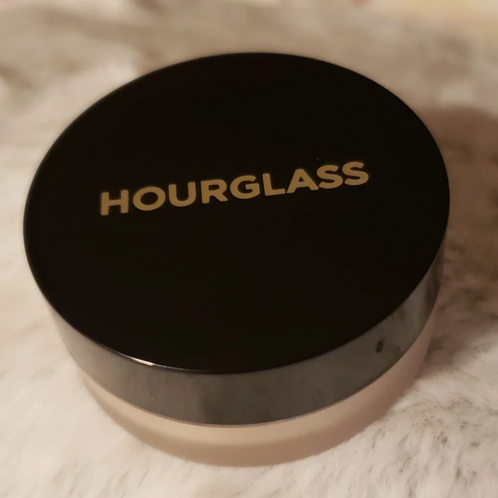 MINI HOURGLASS VEIL TRANSLUCENT SETTING POWDER.